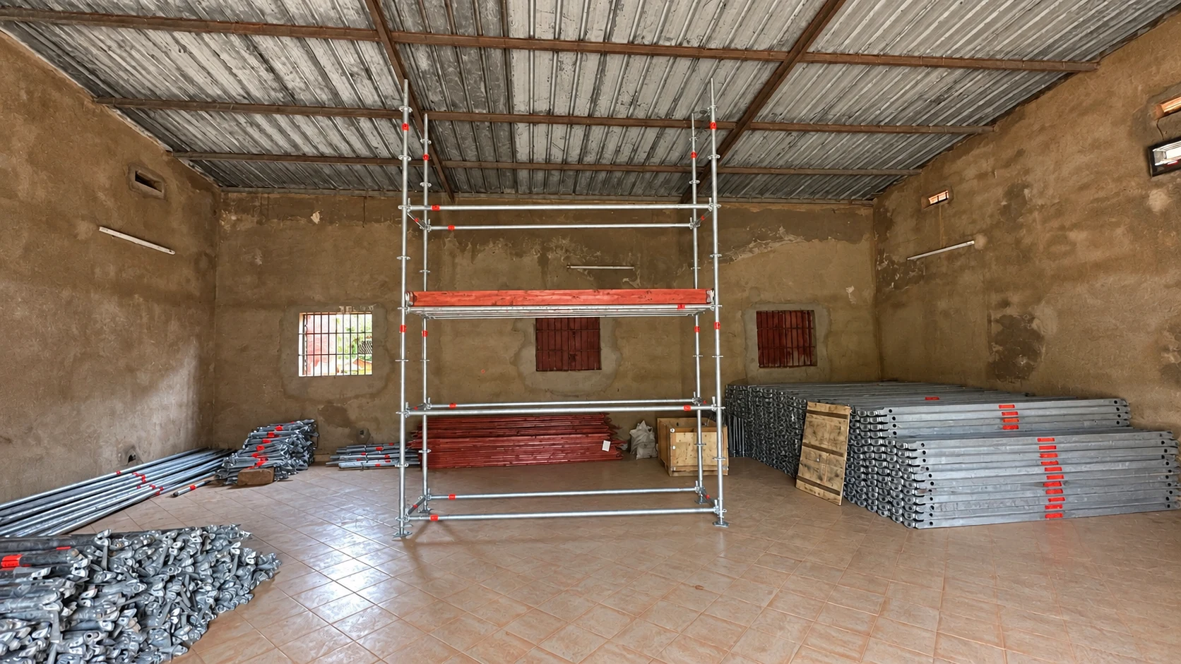 Éléments d’échafaudage rangés et structure montée dans un espace de stockage