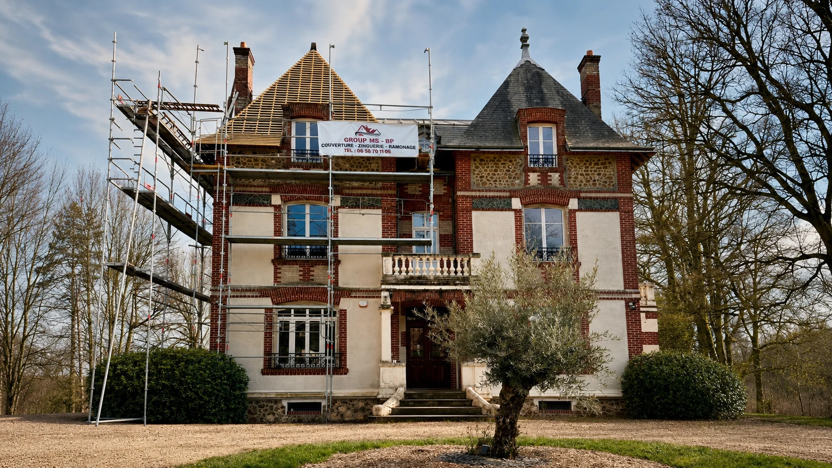Chantier Group MS-BP avec échafaudage et identité de l’entreprise